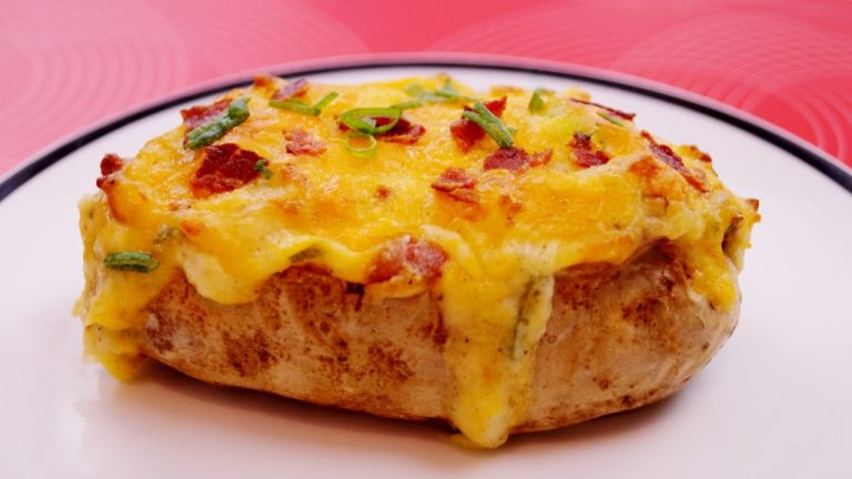 Картофель запеченный с беконом и сыром